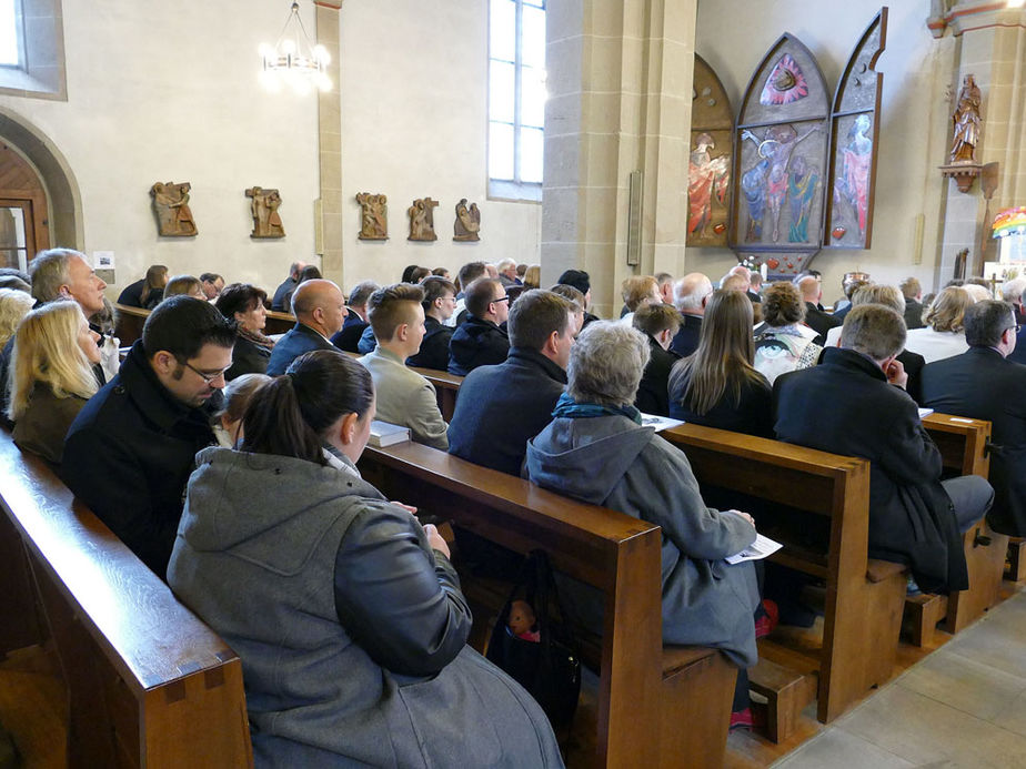 1. Heilige Kommunion in St. Crescentius (Foto: Karl-Franz Thiede)